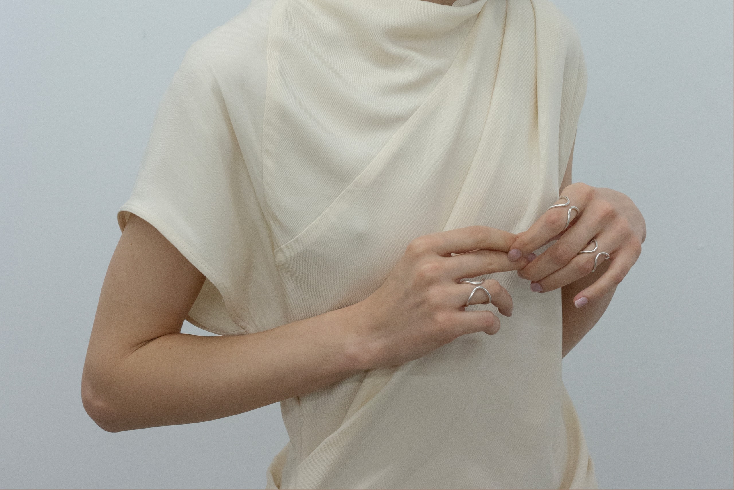 Model wearing NEYA R-01 Cross Brace Ring