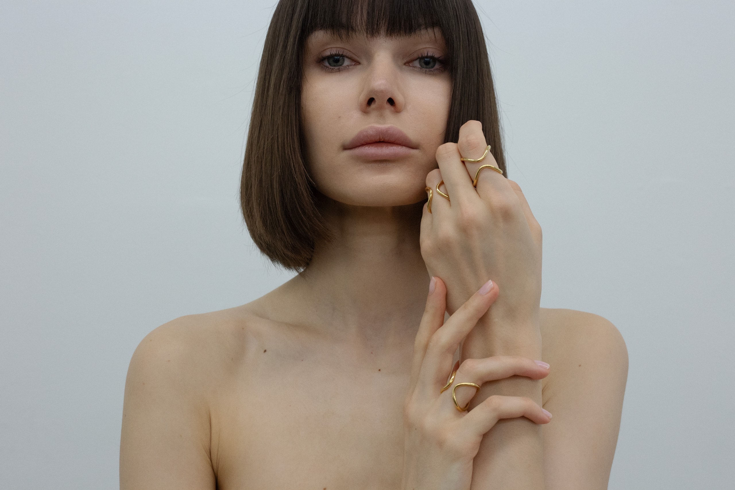 Model wearing the NEYA R-01 Cross Brace Ring